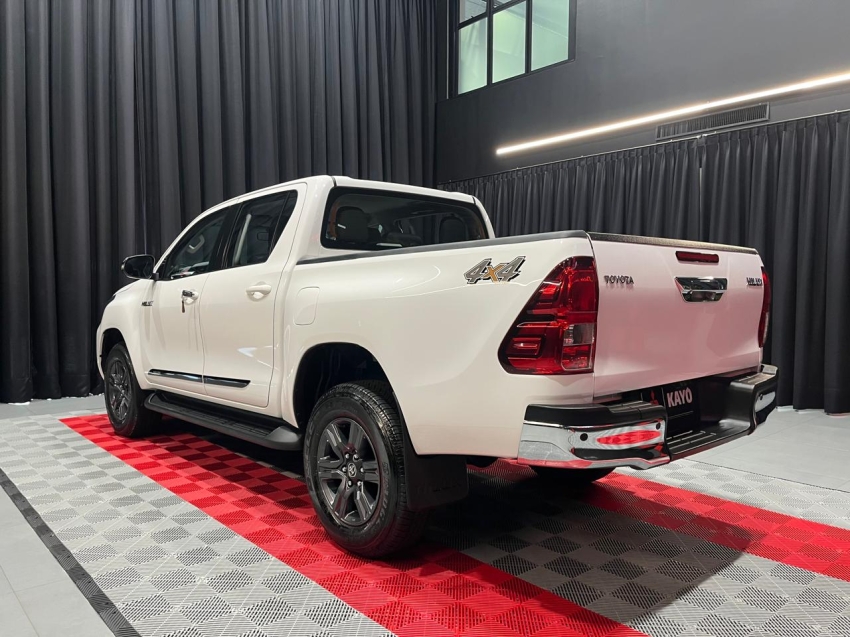 toyota hilux 2.8 d-4d turbo diesel cd gr-s 4x4 automatico 2.7 4p 202412