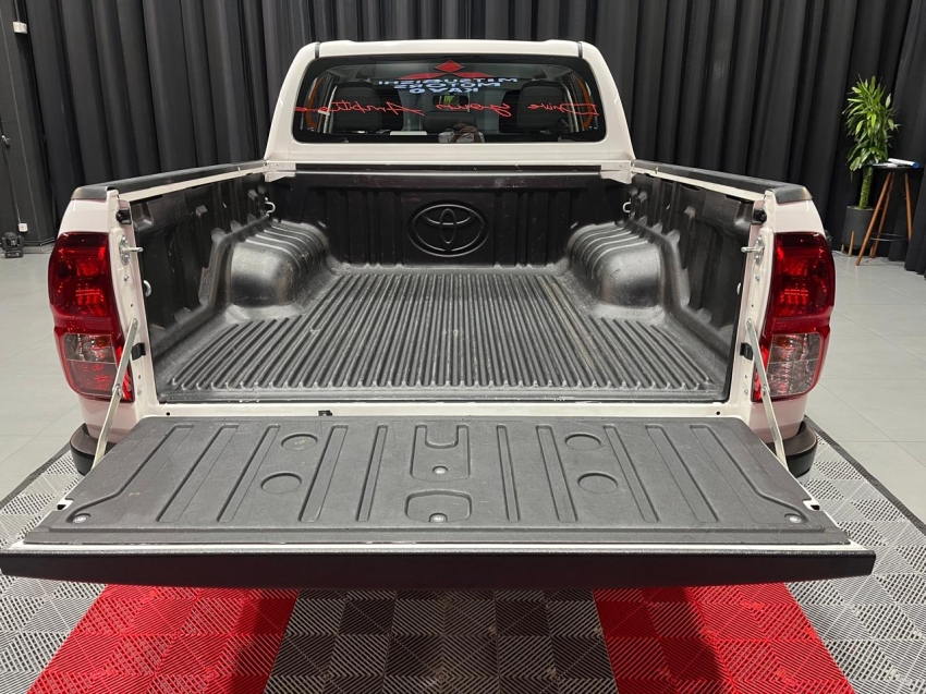 toyota hilux 2.8 d-4d turbo diesel cd gr-s 4x4 automatico 2.7 4p 202410