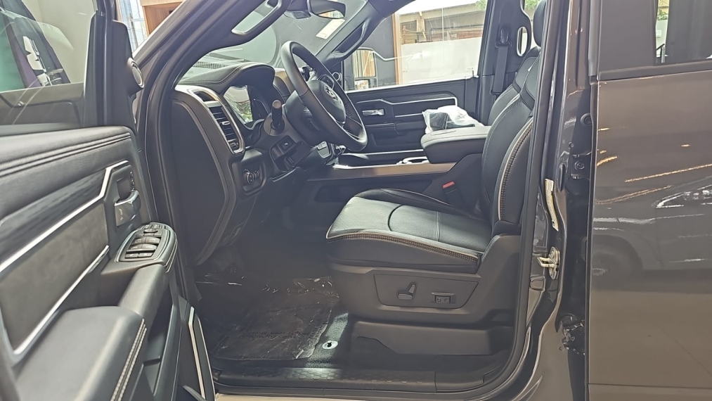 ram 3500 laramie nigth edition 4x49