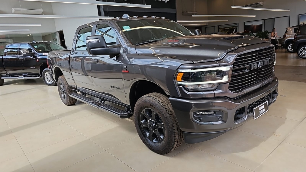 ram 3500 laramie nigth edition 4x42