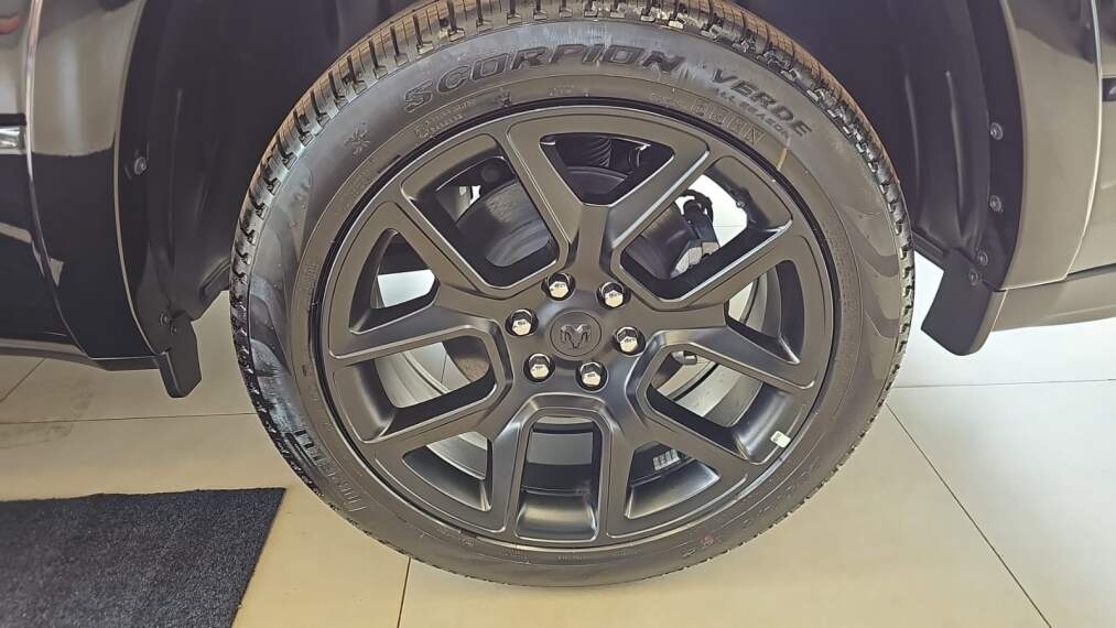 nova ram 1500 laramie nigth edition 3.010