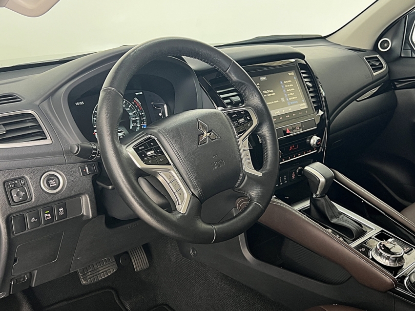 mitsubishi pajero sport legend black 2024