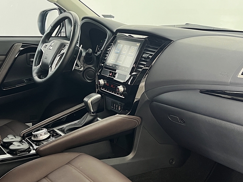 mitsubishi pajero sport legend black 2024