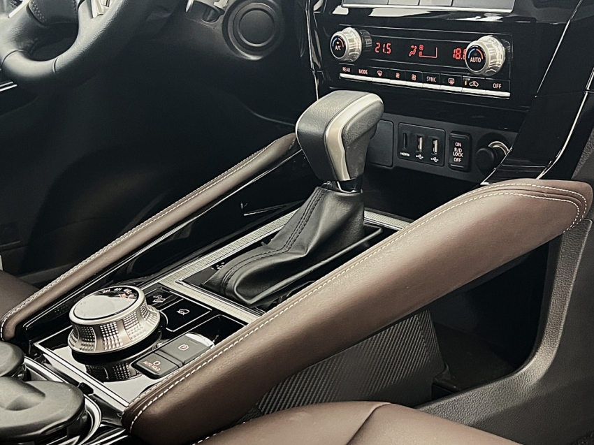 mitsubishi pajero sport legend black 2024