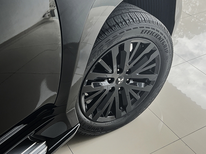 mitsubishi pajero sport legend black 2024