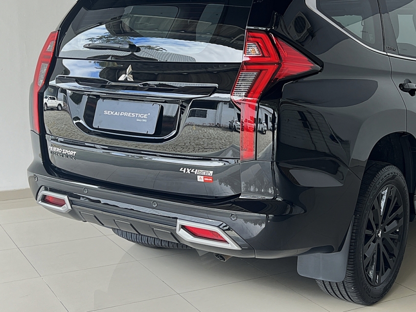 mitsubishi pajero sport legend black 2024