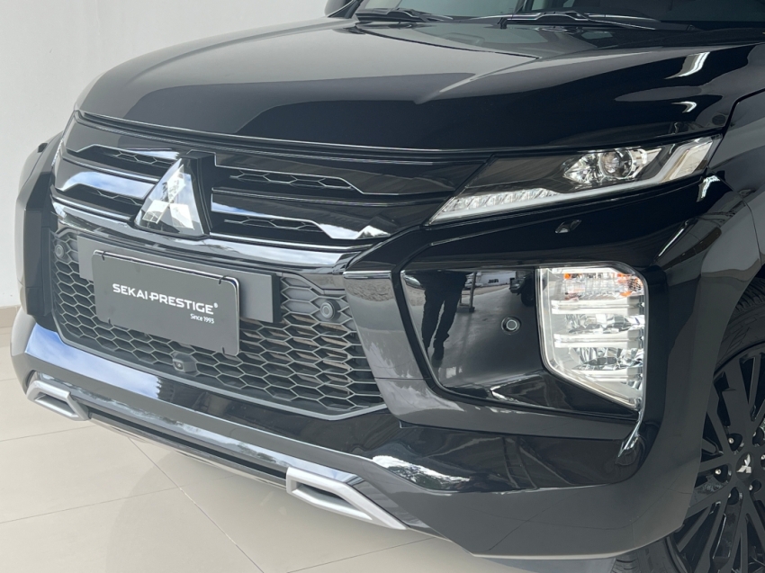 mitsubishi pajero sport legend black 2024