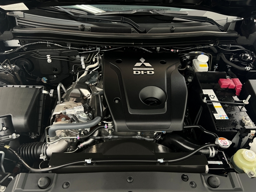 mitsubishi pajero sport legend black 2024