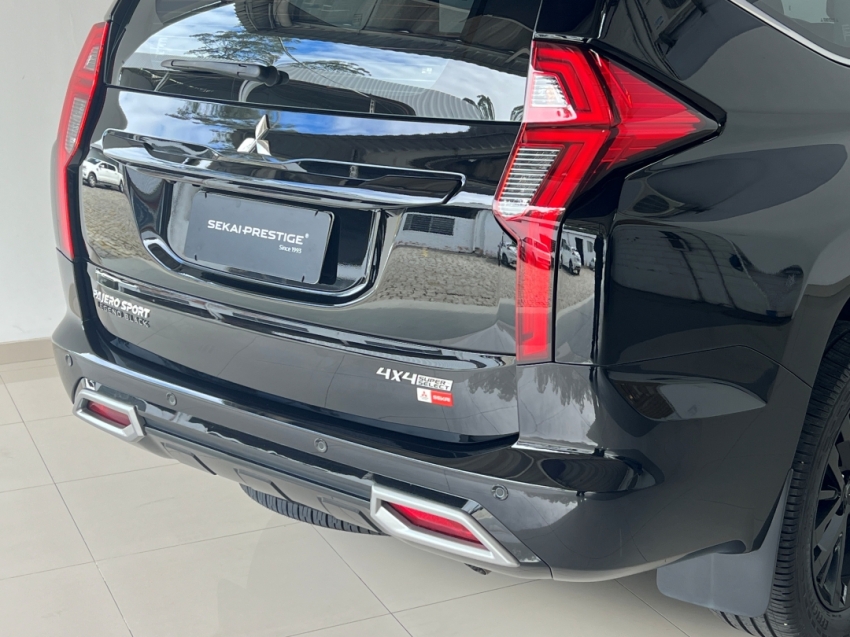 mitsubishi pajero sport legend black 2024