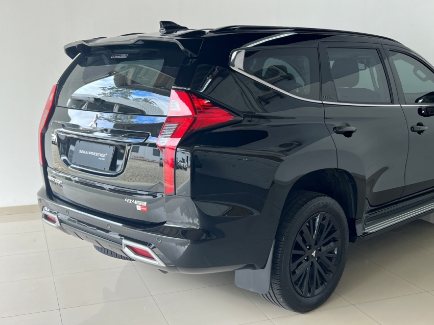mitsubishi pajero sport legend black 2024