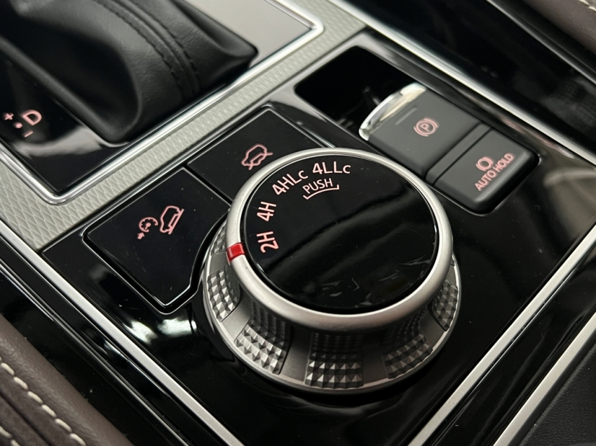 mitsubishi pajero sport legend black 2024