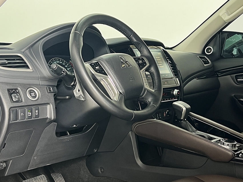 mitsubishi pajero sport legend black 2024