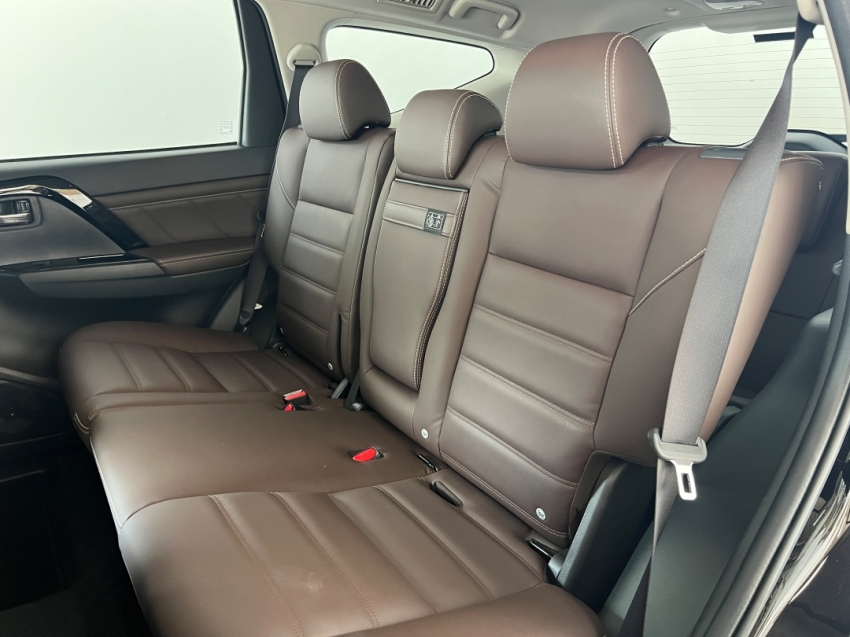 mitsubishi pajero sport legend black 2024