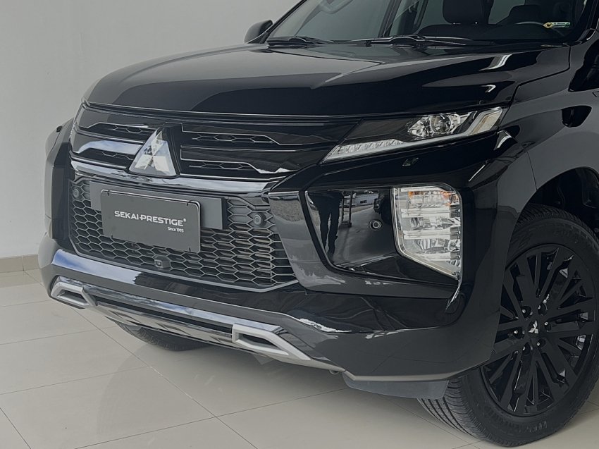mitsubishi pajero sport legend black 2024