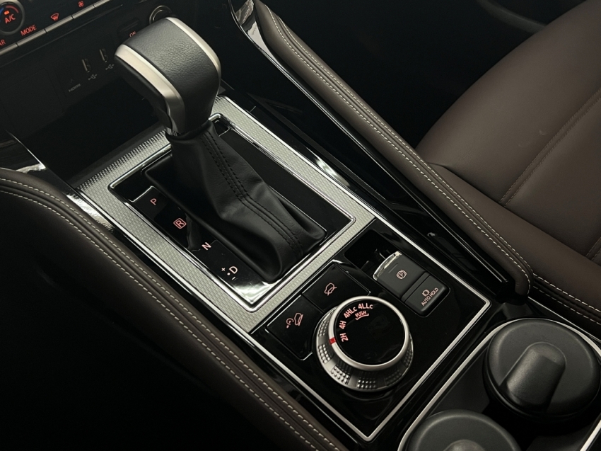 mitsubishi pajero sport legend black 2024