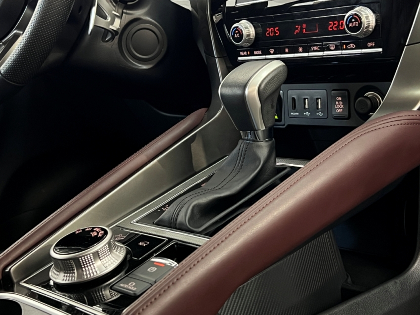 mitsubishi pajero sport legend black 202526