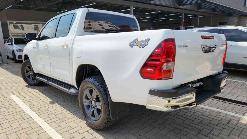 toyota hilux 2.8 d-4d turbo diesel cd sr 4x4 automatico 4p 2024
