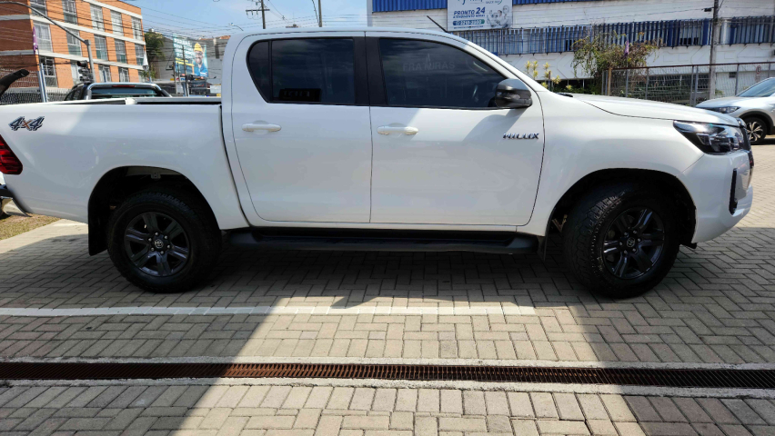 toyota hilux 2.8 d-4d turbo diesel cd sr 4x4 automatico 4p 2024