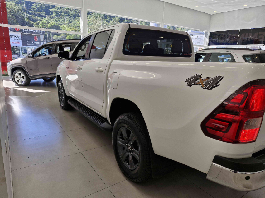 toyota hilux 2.8 d-4d turbo diesel cd sr 4x4 automatico 4p 2024