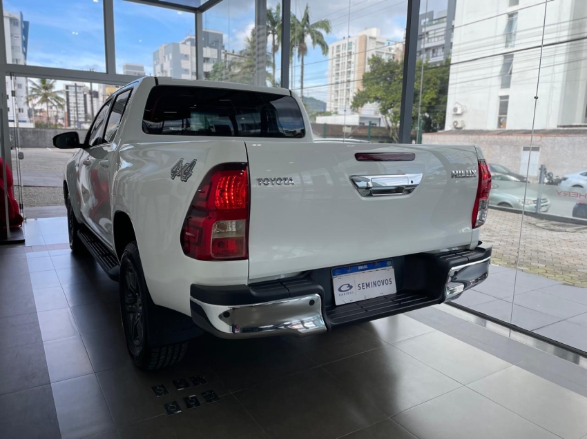 toyota hilux 2.8 d-4d turbo diesel cd sr 4x4 automatico 4p 2023