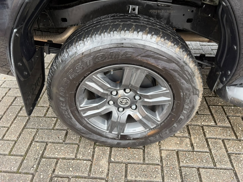 toyota hilux 2.8 d-4d turbo diesel cd sr 4x4 automatico 4p 202520