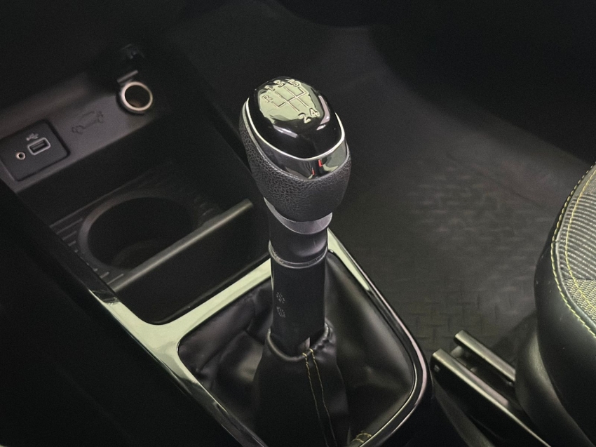 kwid outsider 1.0 12v11