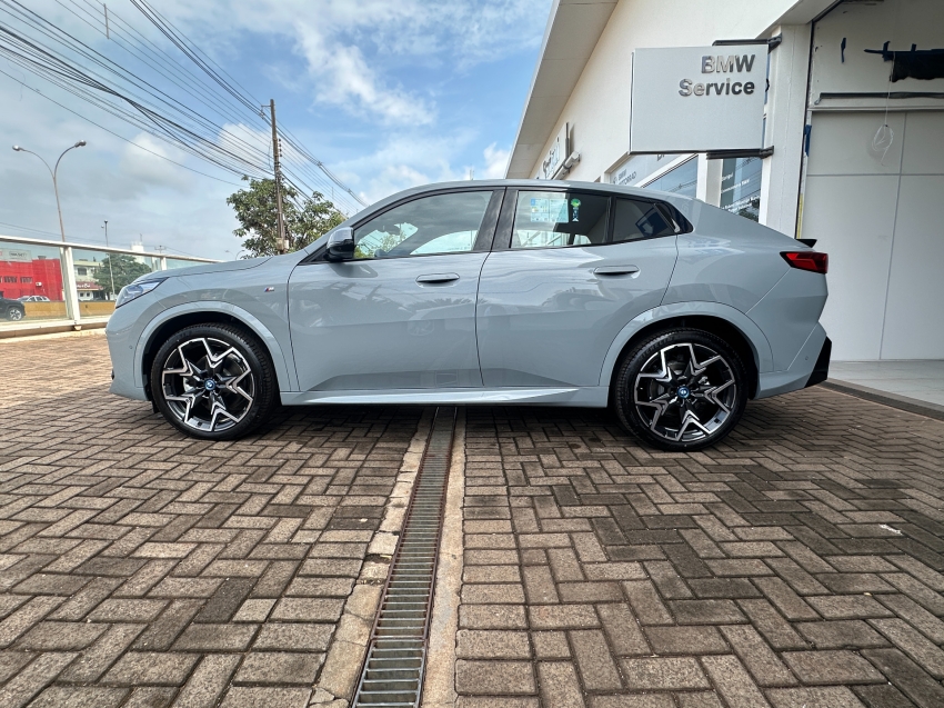 bmw ix2 64,8 kw eletrico xdrive30 m sport 2.0 4p automatico 2025