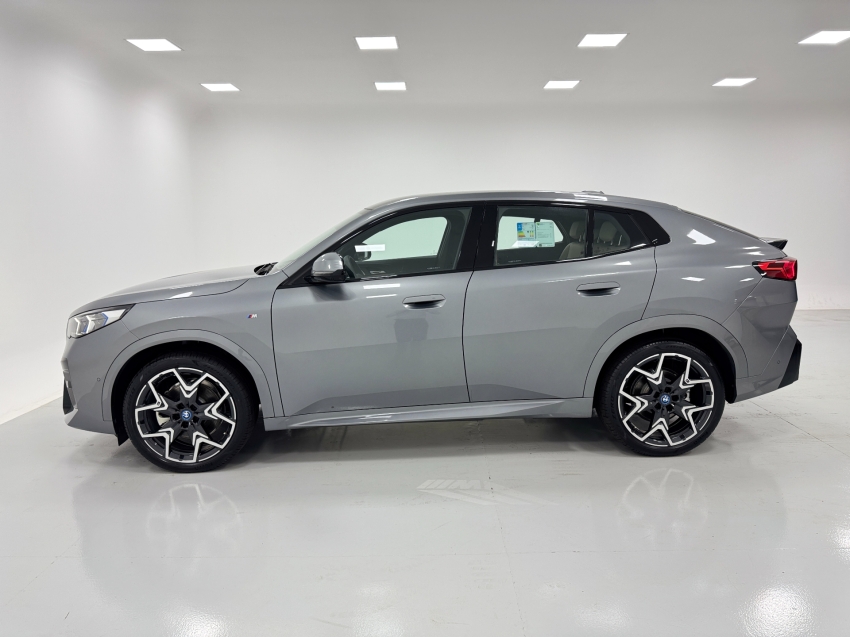 bmw ix2 64,8 kw eletrico xdrive30 m sport 3.0 4p automatico 2025