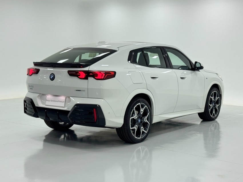 bmw ix2 64,8 kw eletrico xdrive30 m sport 2.0 4p automatico 2025