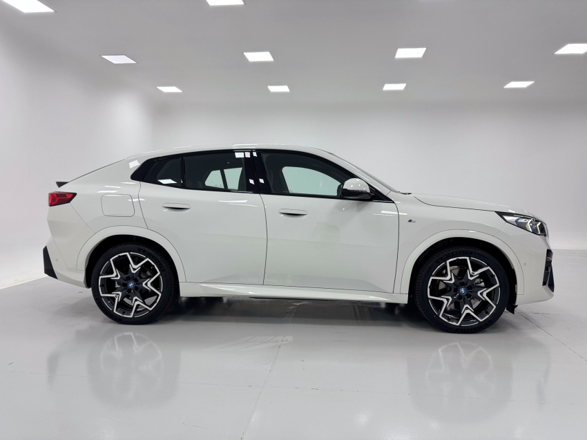 bmw ix2 64,8 kw eletrico xdrive30 m sport 2.0 4p automatico 2025