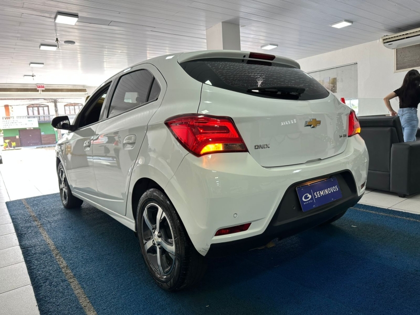 chevrolet onix 1.4 ltz4