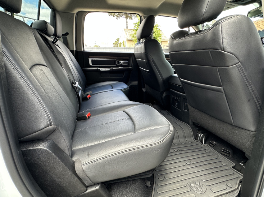 classic 5.7 v8 gasolina laramie cd 4x4 2023/20239