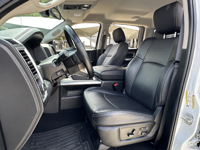 classic 5.7 v8 gasolina laramie cd 4x4 2023/20237