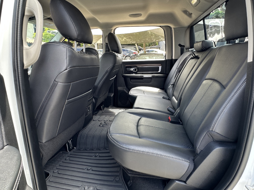 classic 5.7 v8 gasolina laramie cd 4x4 2023/20238