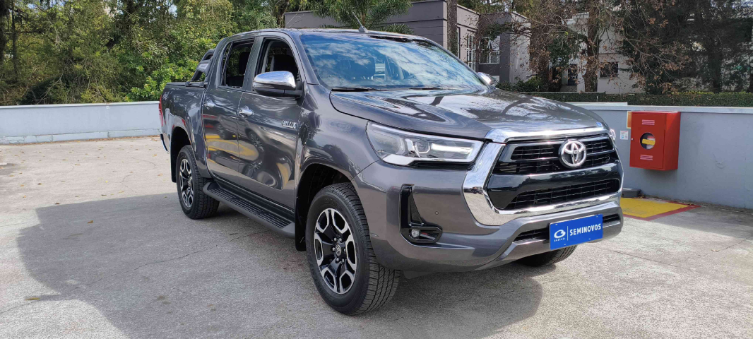 toyota hilux 2.8 d-4d turbo diesel cd srv 4x4 automatico 4p 2025