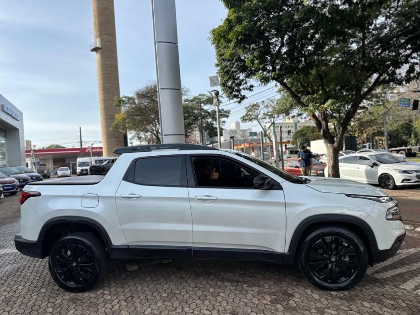 fiat toro 1.3 turbo 270 flex volcano at6 4p automatico 2024