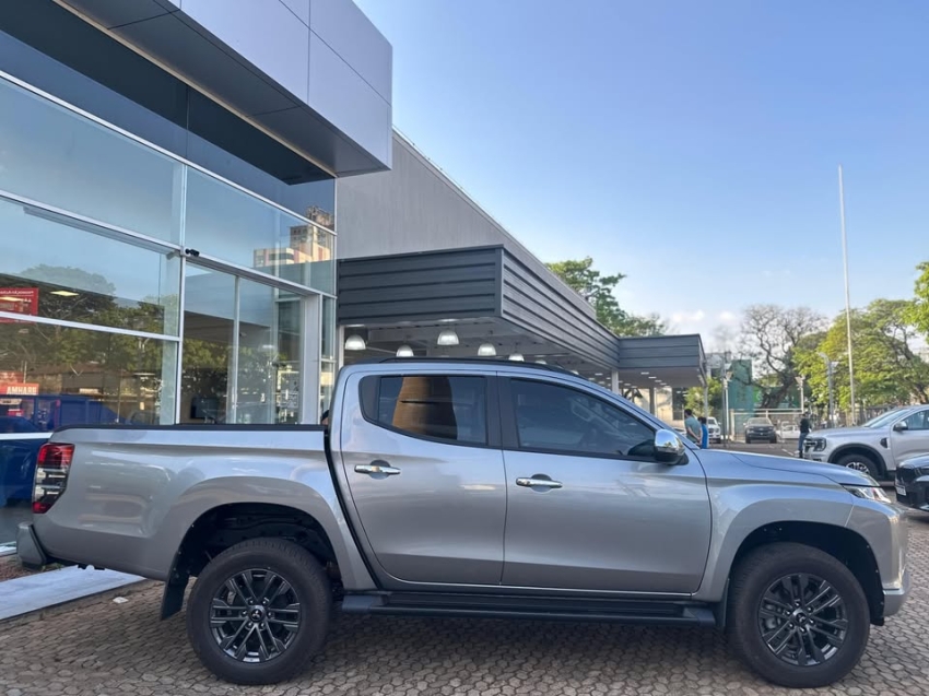 mitsubishi triton 2.4 biturbo diesel cd hpe 4x4 automatico 4p 2025