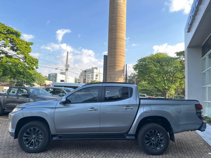 mitsubishi triton 2.4 biturbo diesel cd hpe 4x4 automatico 4p 2025