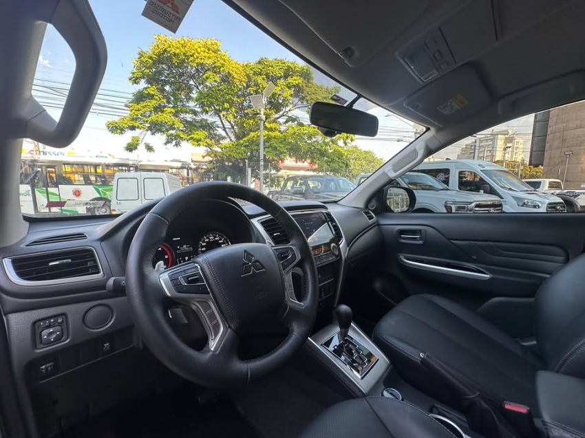 mitsubishi triton 2.4 biturbo diesel cd hpe 4x4 automatico 4p 2025