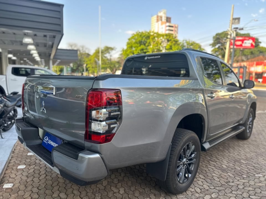 mitsubishi triton 2.4 biturbo diesel cd hpe 4x4 automatico 4p 2025