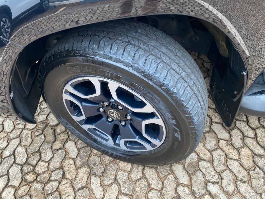 toyota hilux 2.8 d-4d turbo diesel cd srx 4x4 automatico 2.7 flex 4p 202111