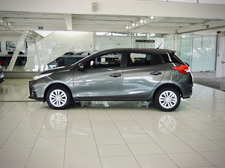 toyota yaris 1.5 16v flex xl multidrive 4p automatico 2025