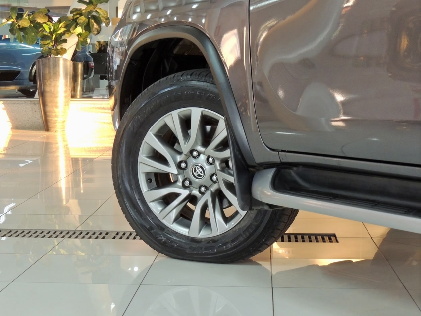 toyota hilux sw4 2.8 d-4d turbo diesel srx 7l 4x4 automatico 4p 20245
