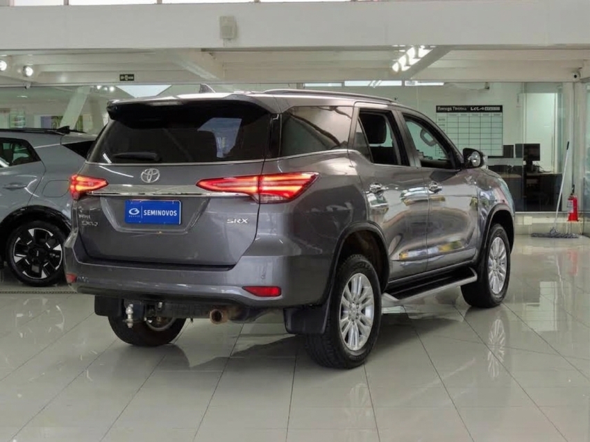 toyota hilux sw4 2.8 d-4d turbo diesel srx 7l 4x4 automatico 4p 202412