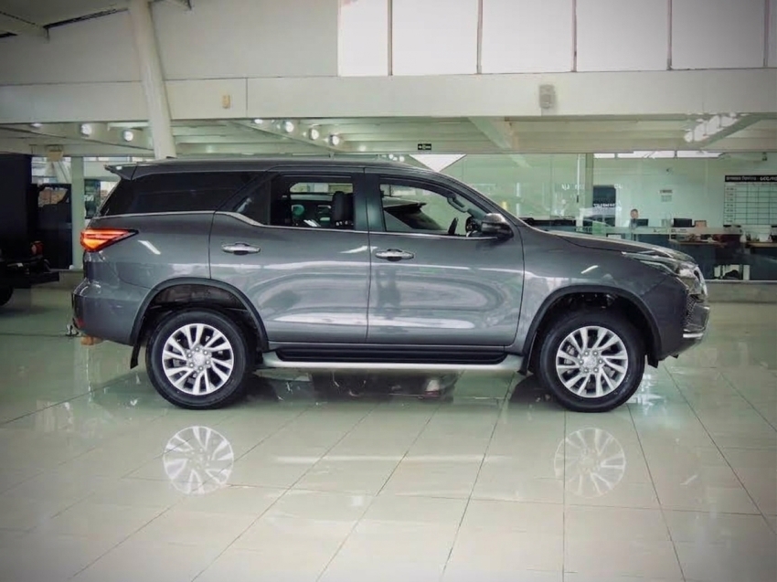 toyota hilux sw4 2.8 d-4d turbo diesel srx 7l 4x4 automatico 4p 202414