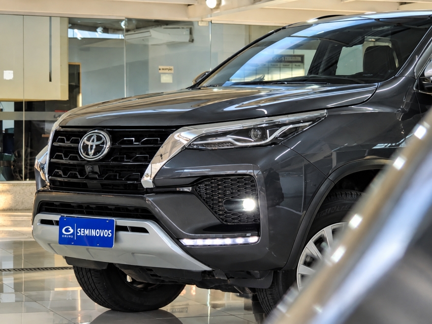 toyota hilux sw4 2.8 d-4d turbo diesel srx 7l 4x4 automatico 4p 20242