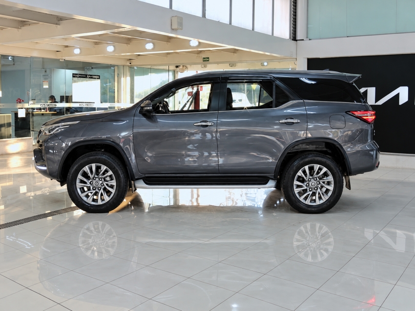 toyota hilux sw4 2.8 d-4d turbo diesel srx 7l 4x4 automatico 4p 20244