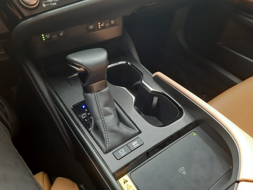 lexus es 300h 2.5 16v hibrido luxury cvt 4p automatico 2025