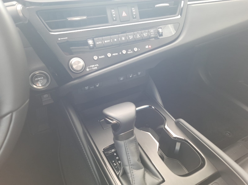 lexus es 300h 2.5 16v hibrido cvt 4p automatico 2025