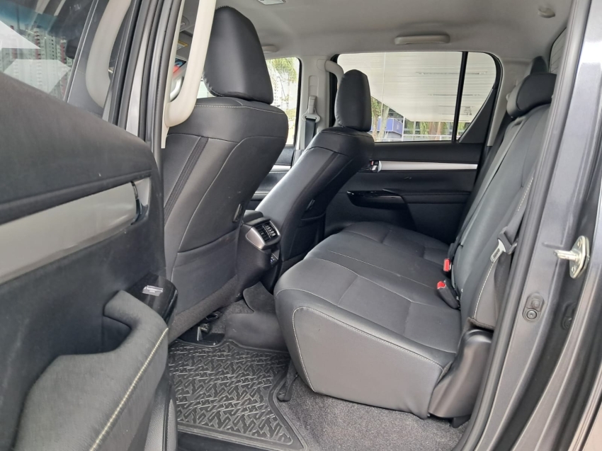 Toyota Hilux 2.8 D-4D Turbo Diesel Cd Srx Plus 4X4 Automatico 4P 2024 9
